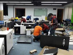  工人在拆装办公家具 
