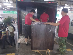  货车正在卸物品 